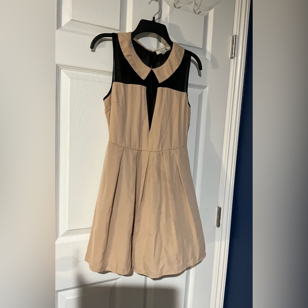 Vintage Forever 21 Peter Pan collar nude and black retro mod party dress SZ M ⭐️